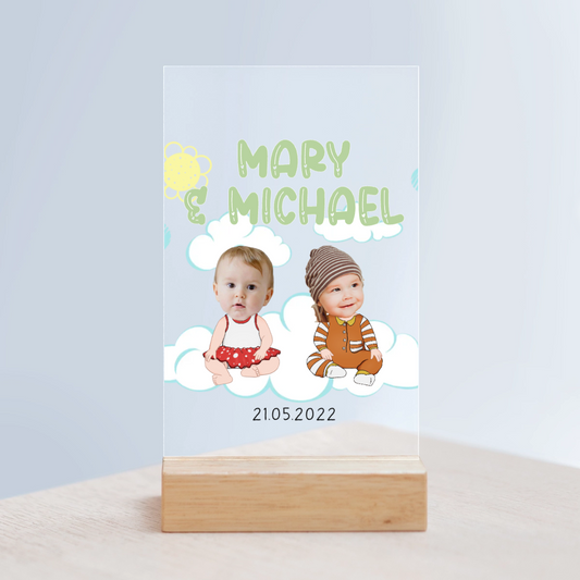 Babygesicht Ausschnitt Acrylschild mit Holzständer