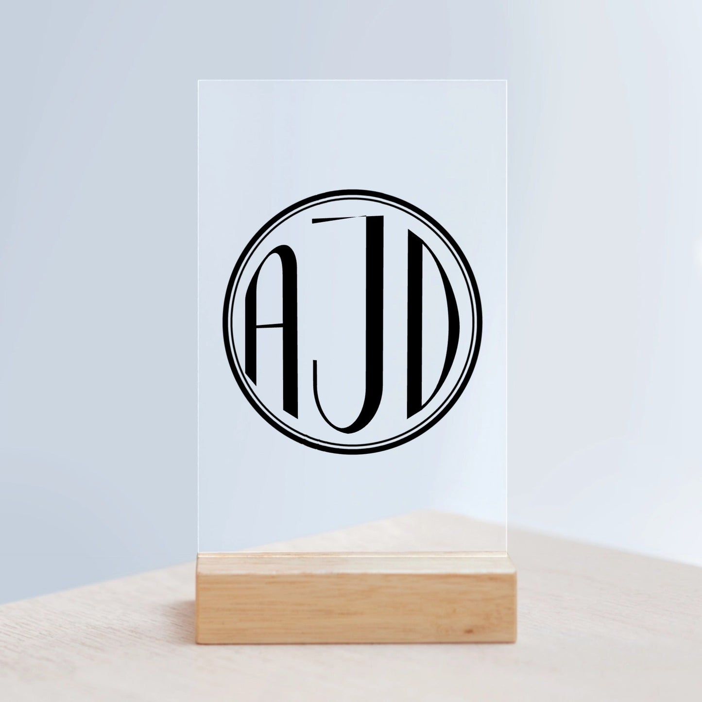 Kreisförmiges Monogramm Acrylschild mit Holzständer