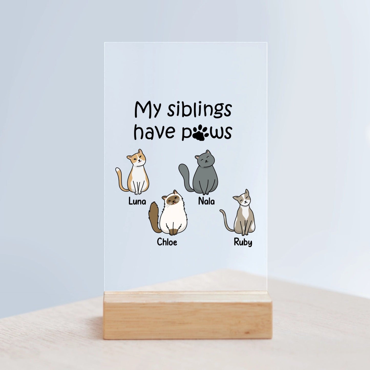 Meine Geschwister haben Katzenpfoten Acrylschild mit Holzständer