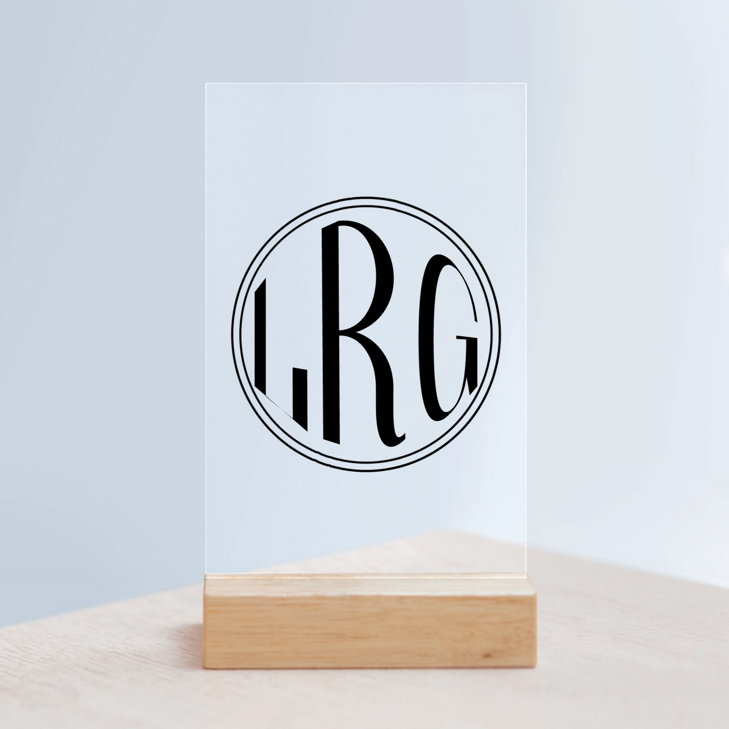 Kreisförmiges Monogramm Acrylschild mit Holzständer