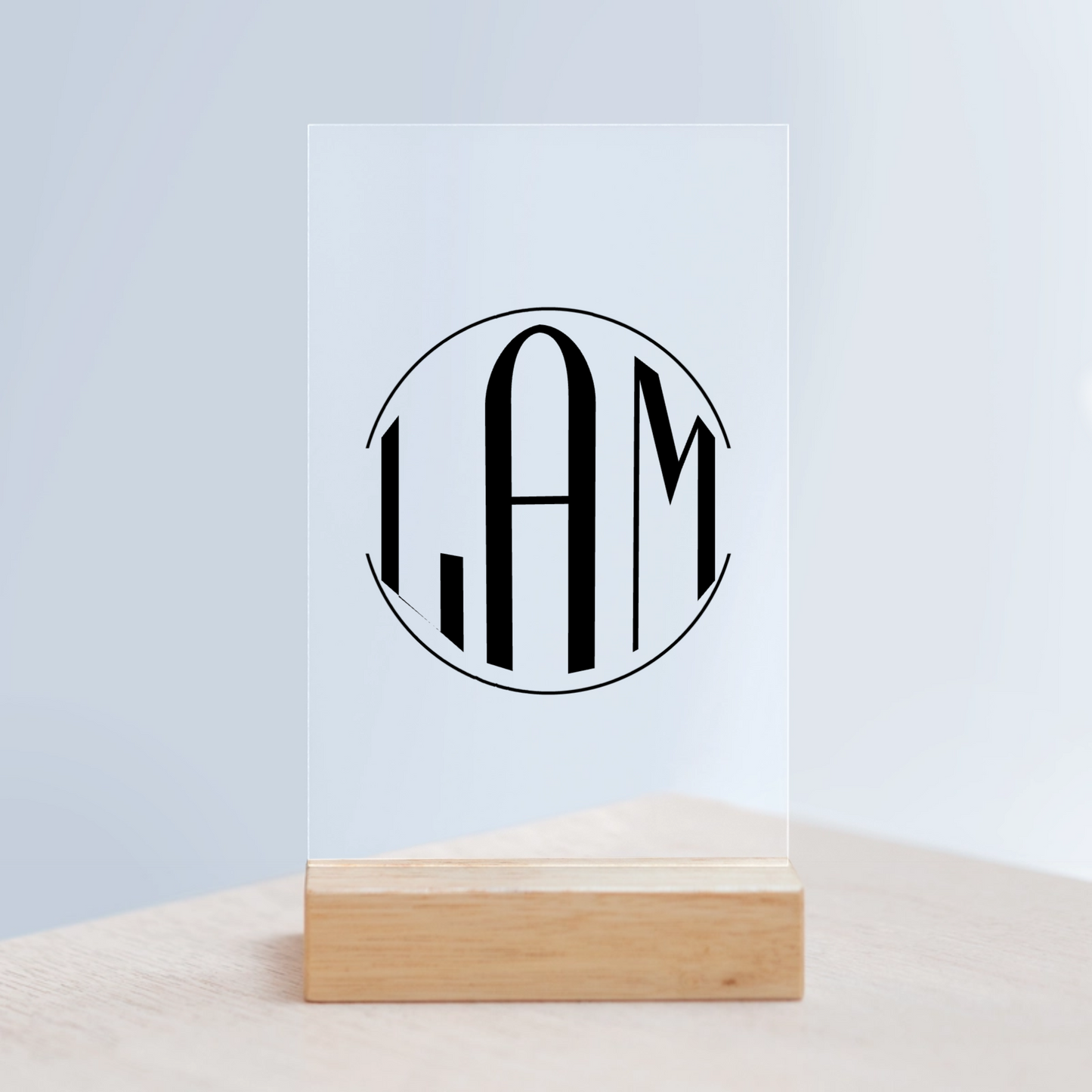 Kreisförmiges Monogramm Acrylschild mit Holzständer