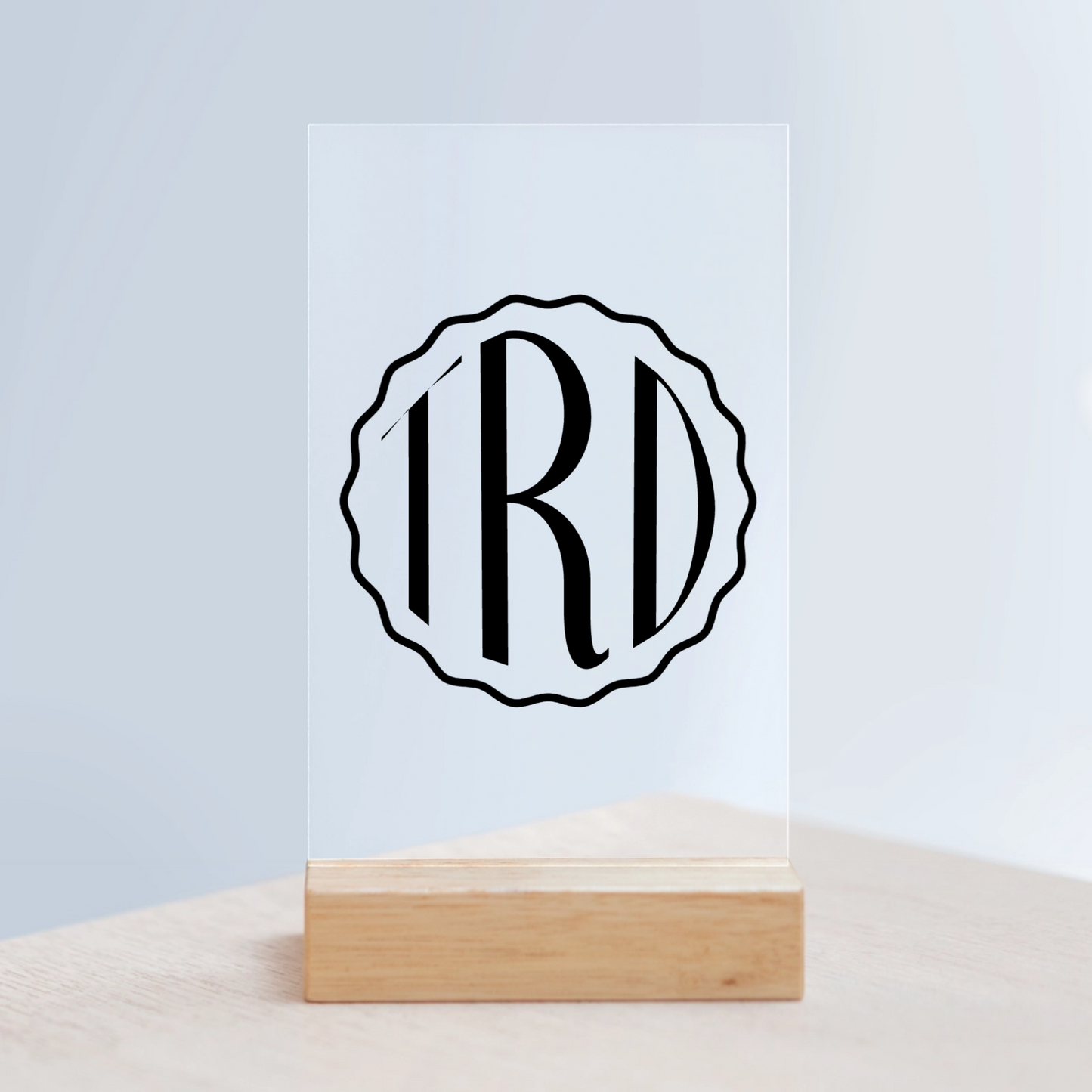Kreisförmiges Monogramm Acrylschild mit Holzständer
