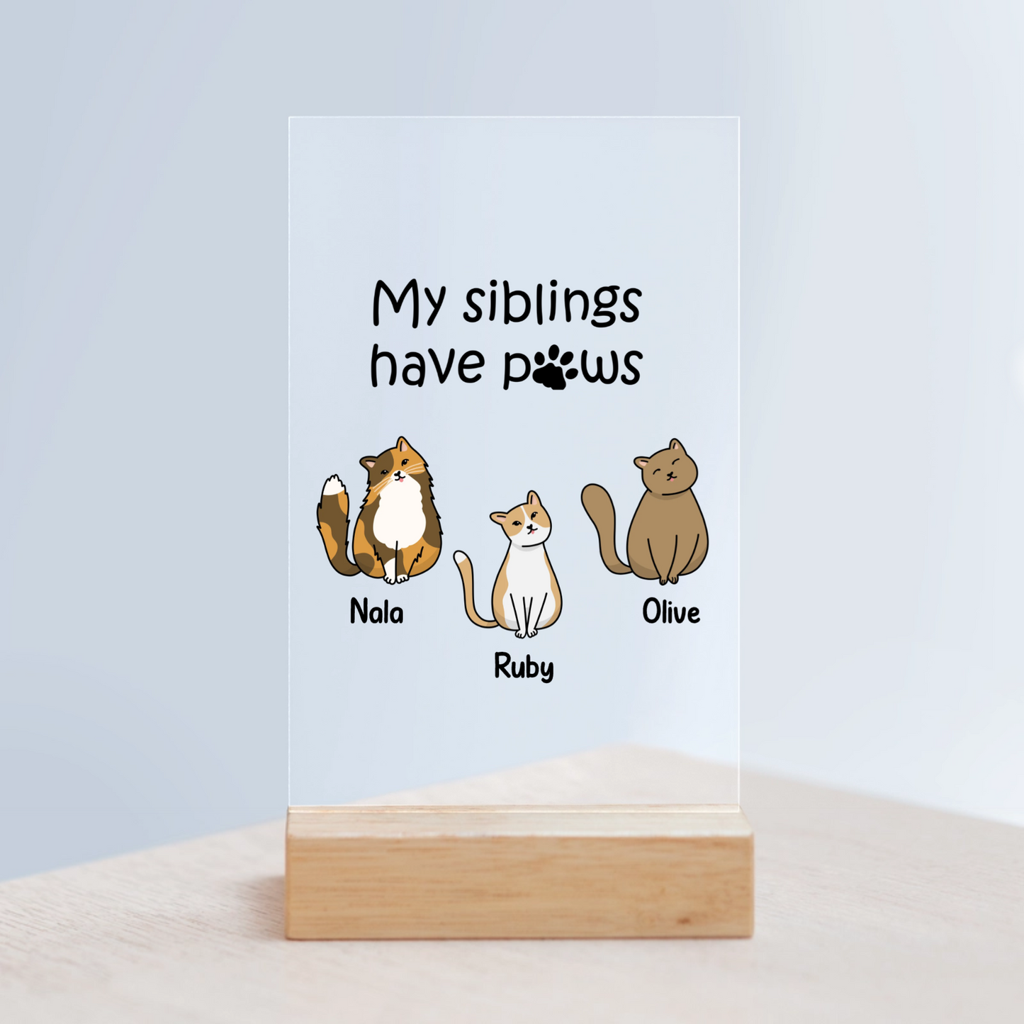 Meine Geschwister haben Katzenpfoten Acrylschild mit Holzständer