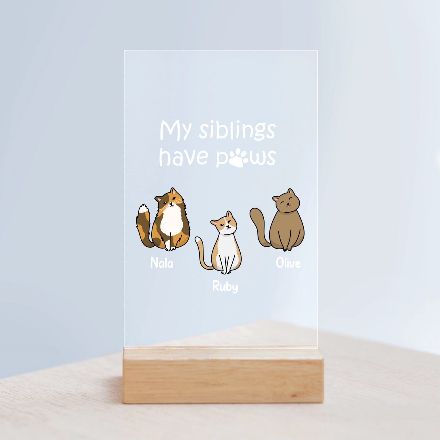 Meine Geschwister haben Katzenpfoten Acrylschild mit Holzständer