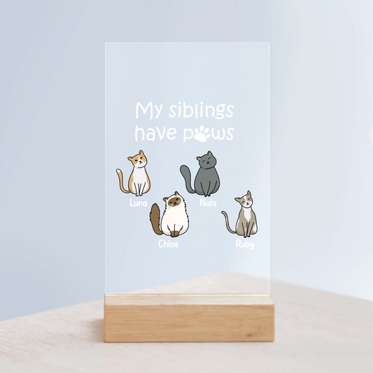 Meine Geschwister haben Katzenpfoten Acrylschild mit Holzständer