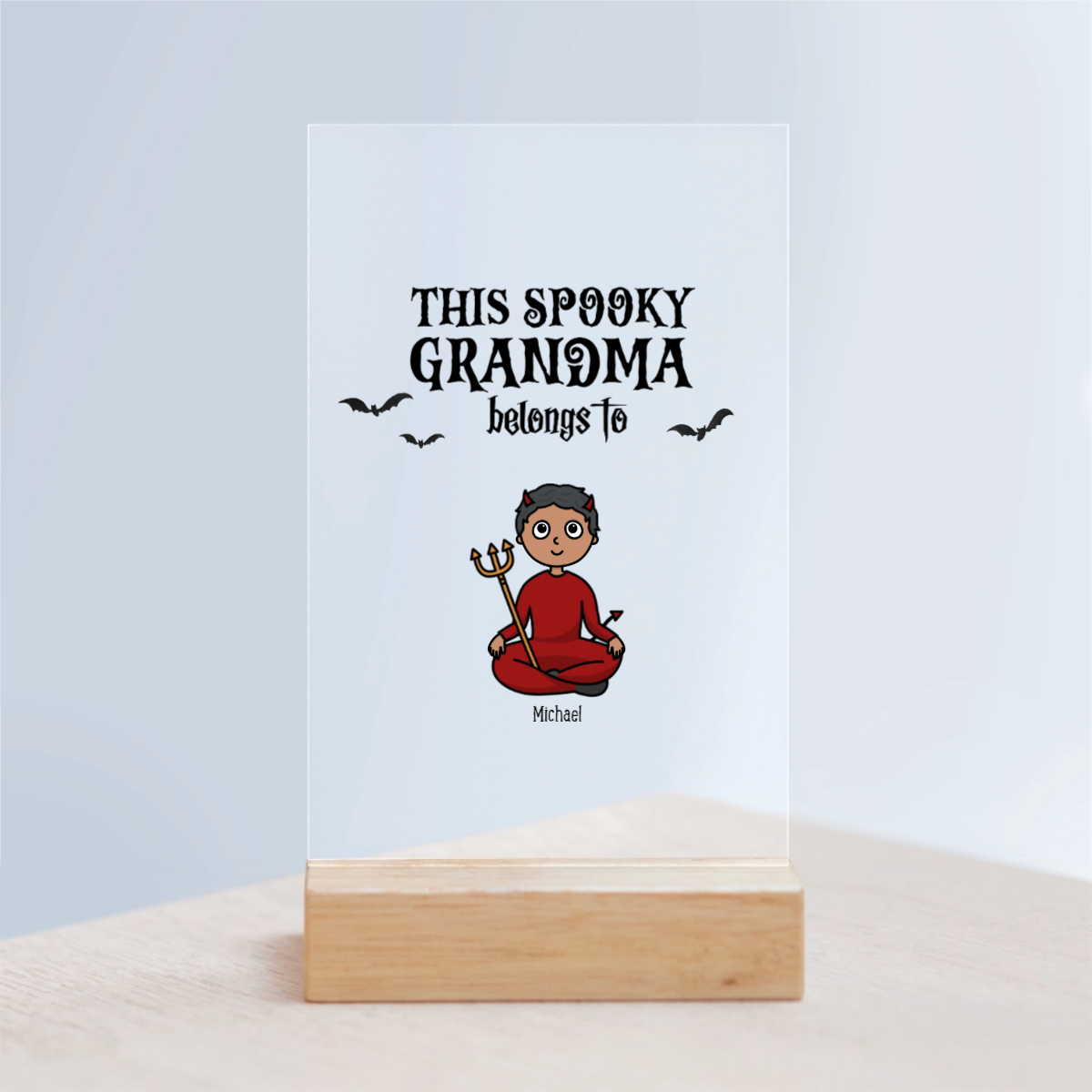 Dieses gruselige Oma gehört zu Halloween Acrylschild mit Holzständer